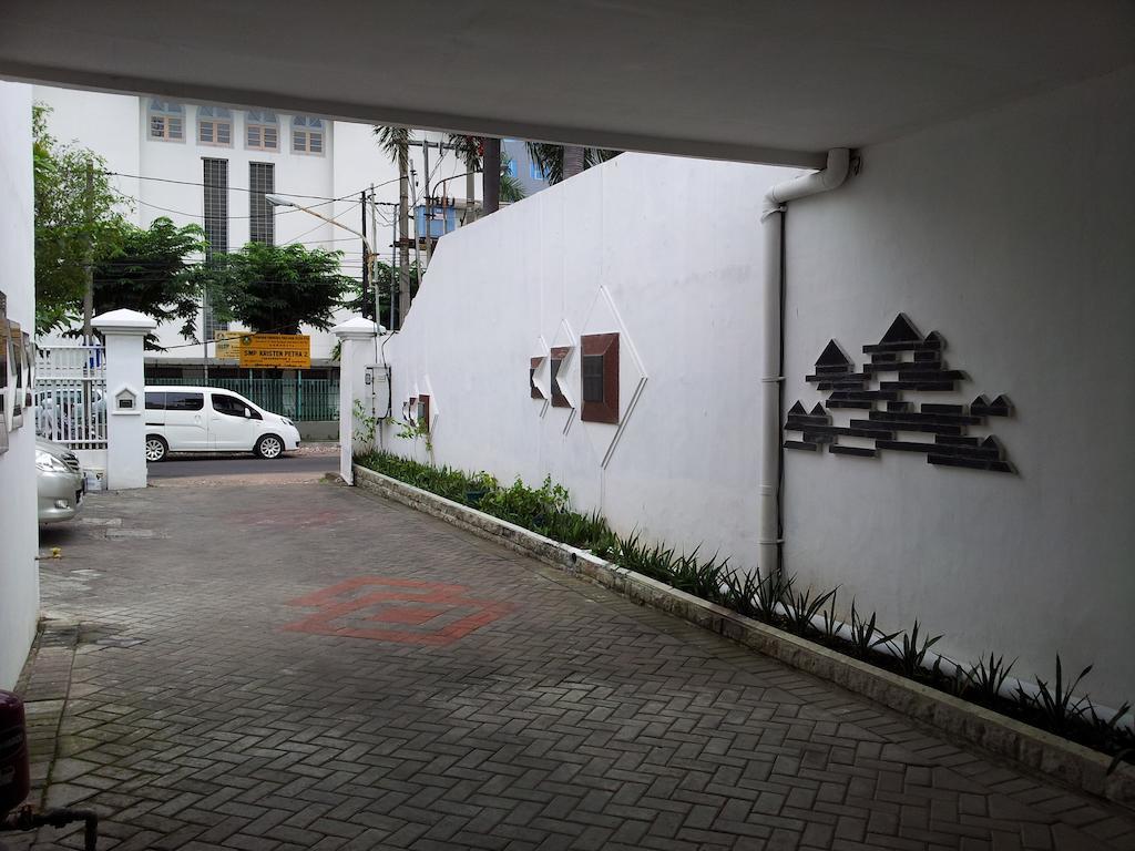 Loxy Inn Surabaya Exterior photo